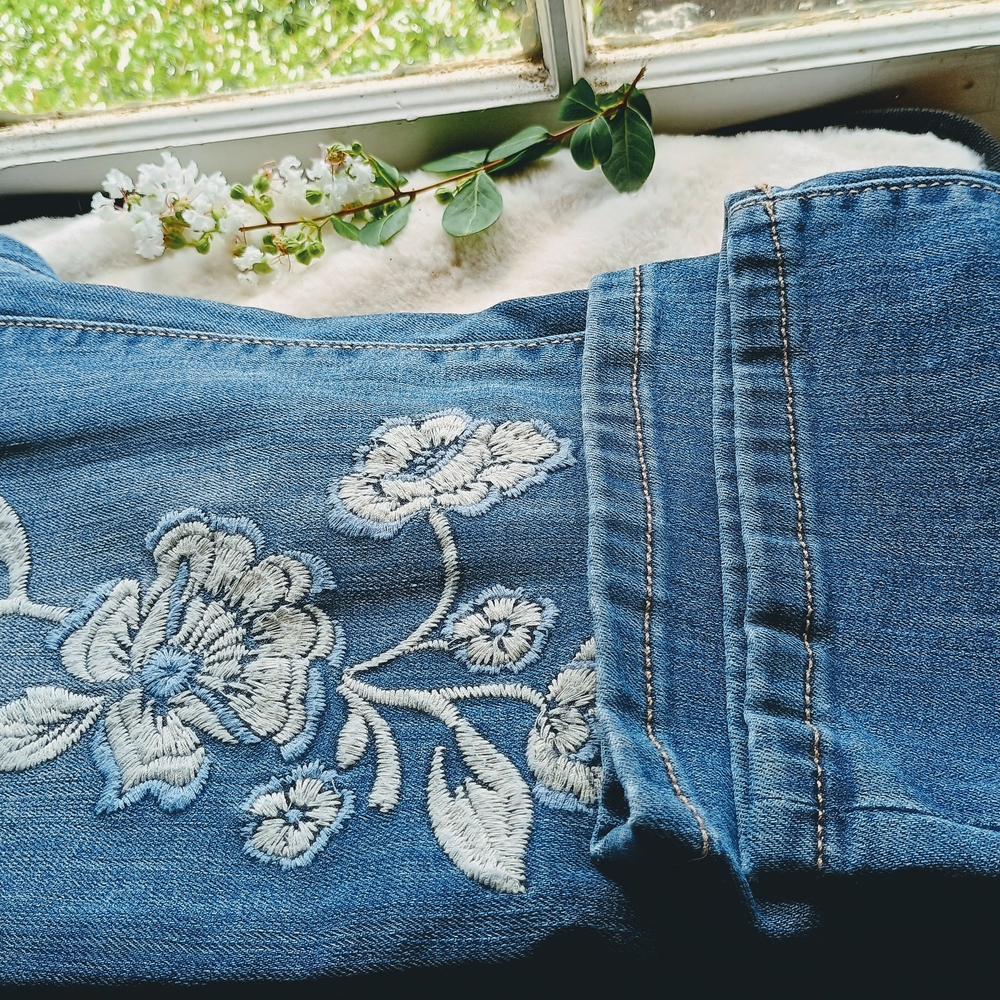 Simply Vera, Vera Wang mid-rise Capri jeans w floral embroidered embellishments - Picture 8 of 9